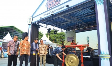 Wakil Wali Kota Yogyakarta, Heroe Poerwadi, memukul gong membuka Festival Kampung Wisata di XT Square.