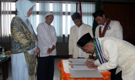 Wakil Walikota Banda Aceh, Illiza Sa'aduddin Djamal (kiri), menyaksikan penandatangan serah terima kepengurusan Pelajar Islam Indonesia (PII) Kota Banda Aceh periode 2012-2013 di Banda Aceh, Sabtu (29/12).