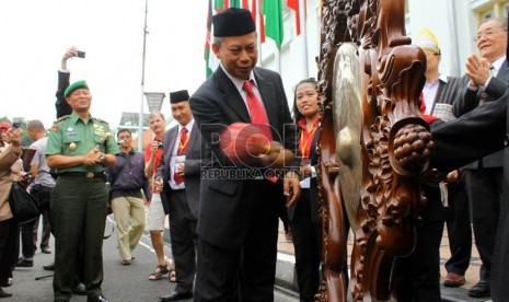  Wakil Walikota Bandung Ayi Vivananda sedang memukul gong sebagai tanda dimulainya peringatan 58 Tahun Konferensi Asia Afrika di gedung Merdeka, Bandung, Kamis (18/4). (Republika/Arief Maulana Hasan)