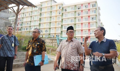 Wakil Wali Kota Bandung Oded M Danial (kedua kanan) menyimak penjelasan dari perwakilan pihak pengelola (kanan) saat melakukan inspeksi mendadak (sidak) ke rumah susun Ciumbuleuit Regency, di kawasan Ciumbuleuit, Kota Bandung