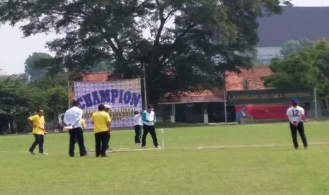 Wakil Walikota Bogor Usmar Hariman melakukan pemukulan pertama pada pertandingan perdana Babak Kualifikasi PON XIX cabang cricket di Asrama Pusdikzi Bogor, Jawa Barat, Ahad (18/10).