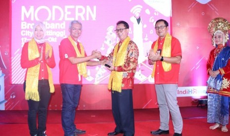 Wakil Walikota Bukittinggi Irwandi (tengah) usai meresmikan Bukittinggi Broadband Modern City didampingi oleh Direktur Network & IT Solution Telkom Zulhelfi Abidin (kedua dari kiri), Direktur Consumer Service Telkom Siti Choiriana (paling kiri) dan Executive Vice President Telkom Regional I Area Sumatera I Ketut Budi Utama (kedua dari kanan), di Bukittinggi, Kamis (17/10). 