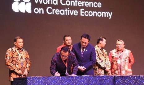  Wakil Walikota Denpasar, IGN Jaya Negara saat penandatanganan MoU Pengembangan Potensi Ekonomi Kreatif dengan Kepala Bekraf RI, Triawan Munaf serangkaian World Conference on Creative Economy atau WCCE di Nusa Dua, Bali, Rabu (7/11).