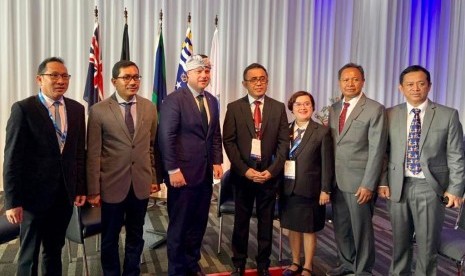 Wakil Walikota Denpasar, IGN Jaya Negara (tengah) bersama Lord of mayor Brisbane Mr. Graham Quirk (ketiga kiri) beserta jajaran pemerintah Kota Denpasar saat mengisi rangkaian Asia Pasific City Summit and Mayors Forum, di Brisbane, Australia, Senin (8/7).