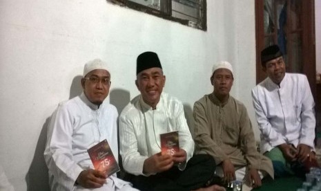 Wakil Walikota Depok Dr KH Idris Abdul Shomad (kedua dari kiri) bersama penulis buku 