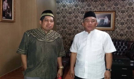 Wakil Walikota Depok yang juga calon walikota Depok 2015-2020 KH Dr Idris Abdul Shomad MA (kanan) dan tokoh masyarakat Depok Dr Sutrisno Muslimin MA.