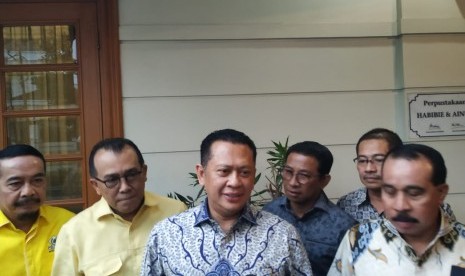 Wakorbid Pratama Golkar Bambang Soesatyo menyambangi kediaman Presiden RI ke-3 BJ Habibie, Senin (15/7) sore. 