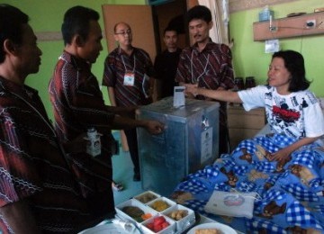 Walau sakit, Nungun Nurjanah (49), warga Sukajadi, tetap menyalurkan suaranya dalam Pilgub Banten 2011.