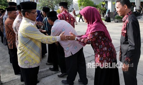 Wali Kota Aminullah Usman (kiri) menyalami Aparatur Sipil Negara (ASN) Pemerintah Kota Banda Aceh saat halal bihalal dan hari pertama masuk kerja, di Banda Aceh, Aceh, Kamis (21/6). 