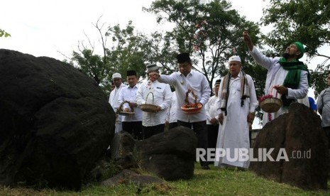 Mayor of Banda Aceh Aminullah Usman (third right) with religious and community leaders sows flowers in mass graves of tsunami victims after holding prayers and recitation together at the 13th anniversary of the tsunami in Banda Aceh, Aceh, Tuesday (December 26).