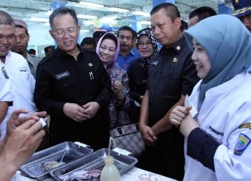 Wali Kota Bandung, Dada Rosada (dua kiri), meninjau langsung tempat penjualan ikan dalam kampanye 'Gemara Makan Ikan' saat peresmian Pasar Ikan Higenis (PIH) di Pasar Induk Gedebage, Bandung, Jabar, Rabu (8/2). 