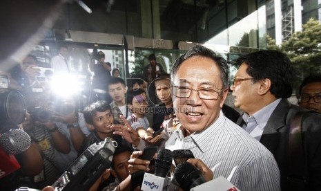  Wali Kota Bandung Dada Rosada memenuhi panggilan Komisi Pemberantasan Korupsi di gedung KPK, Jakarta, Kamis(4/4).  (Republika/Adhi Wicaksono)