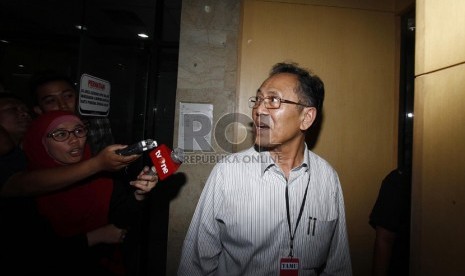  Wali Kota Bandung Dada Rosada memenuhi undangan Komisi Pemberantasan Korupsi di gedung KPK, Jakarta, Kamis(4/4).  (Republika/Adhi Wicaksono)