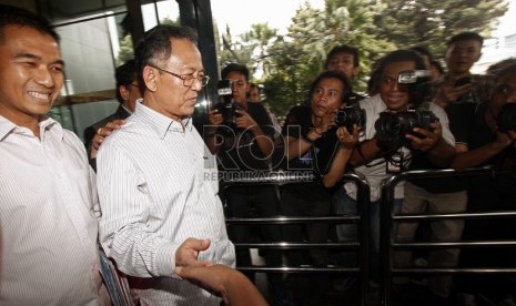   Wali Kota Bandung Dada Rosada meninggalkan gedung KPK di Jakarta, Kamis(4/4).  (Republika/Adhi Wicaksono)