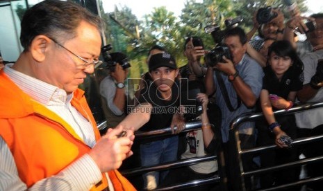 Wali Kota Bandung Dada Rosada menuju mobil tahanan usai diperiksa di Gedung KPK, Jakarta, Senin (19/8). ( Republika/ Wihdan)