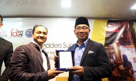 Wali Kota Bandung M. Ridwan Kamil menerima penghargaan IDE (Institute of Democracy and Education) Awards sebagai Man Of the Years