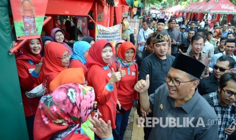 Wali Kota Bandung Oded M Danial berbincang dengan para pedagang kaki lima (PKL).