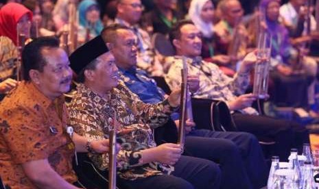 Wali Kota Bandung Oded M Danial (berpeci) memainkan angklung dalam acara penutupan Indonesian City Government PR Summit di Trans Luxury Hotel, Kota Bandung, Kamis (4/10) malam.