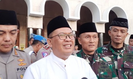 Wali Kota Bandung Oded M Danial, Kapolrestabes Bandung Kombes Irman Sugema,  Dandim 0618/BS dan Danlanal Bandung memberikan keterangan pers usai salat subuh berjamaah dan doa bersama di Masjid Raya Bandung jelang pelantikan presiden dan wakil presiden periode 2019-2024 di Gedung MPR RI, Ahad (20/10).