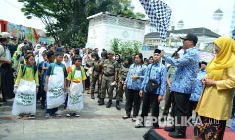 Wali Kota Bandung Oded M Danial melepas gerak jalan para pelajar sambil memungut sampah usai Pencanangan Gerakan Kurangi, Pisahkan dan Manfaatkan (Kang Pisman) di Cikapundung Riverspot, Kota Bandung, Rabu (17/10).