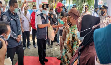 Wali Kota Bandung, Oded M Danial melepas truk yang berisi paket sembako yang akan disalurkan kepada masyarakat, Rabu (28/4).