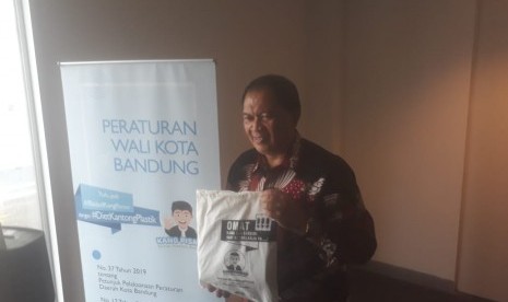 Program Kangpisman kini menyentuh kampus-kampus di Bandung. Foto: Wali Kota Bandung, Oded M Danial meluncurkan peraturan Wali Kota Bandung No 37 tahun 2019 tentang petunjuk teknis pengurangan pengggunaan kantong plastik, Kamis (10/10). Pemkot akan menaikan tarif kantong plastik berbayar dimulai 2020.