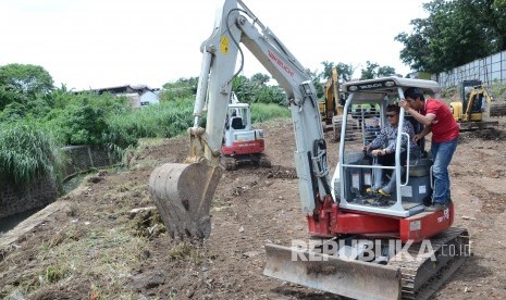 Wali Kota Bandung Oded M Danial menggunakan Excavator mini pada acara Macul Perdana Kolam Retensi Citepus, di Jalan Bima, Kota Bandung, Kamis (30/1).