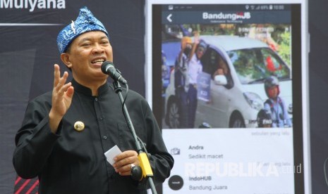 Wali Kota Bandung Oded M Danial menyampaikan sambutan usai memberikan secara simbolis hadiah Rp 500.000 bagi pengendara yang disiplin di persimpangan, di Taman Sejarah, Kota Bandung, Rabu (26/12).