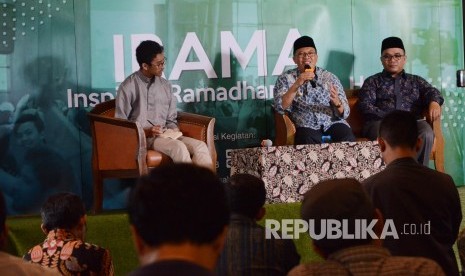 Wali Kota Bandung Oded M Danial (tengah) dan Ustadz Haris Muslim (kanan) tampil saat talkshow Ispirasi Ramadhan (Irama) 2019, di Masjid Salman ITB, Kota Bandung, Kamis (23/5).