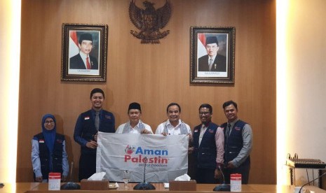  Wali Kota Bandung Oded Muhammad Danial (ketiga dari kiri) bersama pengurus Aman Palestin Indonesia di Pendopo Wali Kota Bandung, Selasa (16/04).