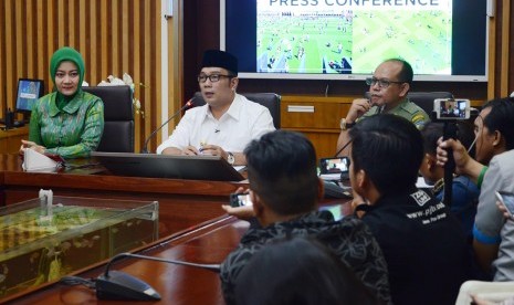 Wali Kota Bandung Ridwan Kamil berbicara dihadapan wartawan terkait Pilkada DKI 2017, di Balai Kota Bandung, Senin (1/3). 