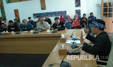 Wali Kota Bandung Ridwan Kamil berbincang dengan para bobotoh Persib di Pendopo Kota Bandung. Emil menghimbau agar para bobotoh saling mengigatkan agar bersikap santun dan simpatik (Ilustrasi)