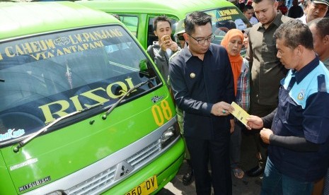 Wali Kota Bandung Ridwan Kamil berbincang dengan pengemudi angkot, pada persmian angkot 08 jurusan Cicaheum-Leuwipanjang, di Terminal Cicaheum, Kota Bandung, Selasa (3/11).