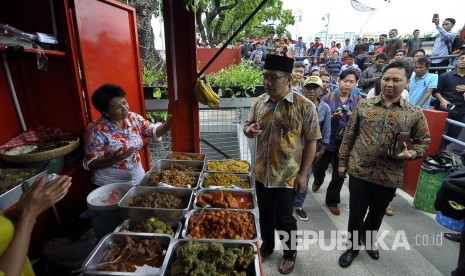 Wali Kota Bandung Ridwan Kamil berbincang dengan salah satu pedagang saat meninjau di Skywalk Cihampelas, Kota Bandung, Kamis (2/2).