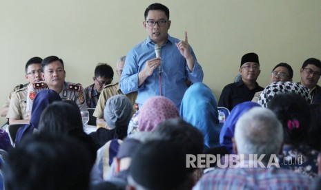 Wali Kota Bandung Ridwan Kamil berdialog dengan warga yang terkena proyek Rumah Deret, di kantor YPAC Jl Tamansari, Kota Bandung, Senin (6/11).