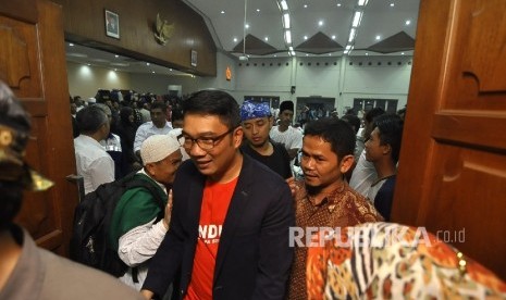 Wali Kota Bandung Ridwan Kamil berjalan usai meninjau rombongan peserta long march dalam aksi Bela Islam 212 Jilid III dari Ciamis tengah beristirahat di Aula Gedung Perum Perhutani, Jl Soekarno Hatta, Kota Bandung, Rabu (30/11) malam.