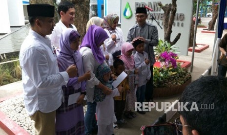 Wali Kota Bandung Ridwan Kamil dan Dirut PDAM tirtawening Sonny Salimi saat menggunting pita dalam peresmian Masjid Maaimmaskuub, Jumat(12/1).