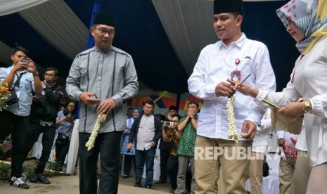 Wali Kota Bandung Ridwan Kamil dan Dirut PDAM tirtawening Sonny Salimi saat menggunting pita dalam peresmian Masjid Maaimmaskuub, Jumat(12/1)