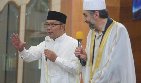 Wali Kota Bandung Ridwan Kamil dan Imam Besar Masjid Washinton Amerika Serikat Mohammad Bashar Arafat dalam kegiatan Shalat Subuh Berjamaah di di Masjid Jami At-Taqwa,  Jalan Setia, Kecamatan Cibeunying Kidul, Kota Bandung, Ahad (9/4)