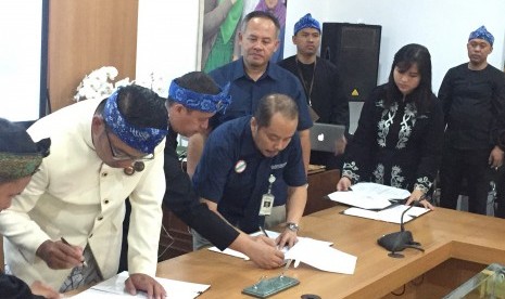 Wali Kota Bandung Ridwan Kamil dan Kepala BPJS Kesehatan Cabang Bandung Herman Dinata Mihardja menandatangani kesepakatan bersama tentang pelaksanaan program UHC 2018 di Pendopo Kota Bandung, Rabu (20/12).