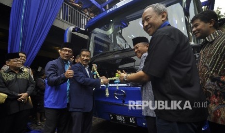 Wali Kota Bandung Ridwan Kamil (dari kiri ke kanan), Manajer Persib Bandung Umuh Muchtar, Pangdam Siliwangi Mayjen TNI M Herindra dan Direktur Umum PT Persib Bandung Bermartabat Glenn T Sugita meresmikan peluncuran bus baru tim Persib Bandung di Graha Persib, Jalan Sulanjana, Kota Bandung, Jumat (2/6). 