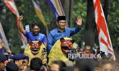 Wali Kota Bandung Ridwan Kamil diarak-arak dengan sisingaan saat menghadiri acara deklarasi dukungan Partai Nasdem untuk Ridwan Kamil sebagai calon Gubernur Jawa Barat di Lapangan Tegalega, Kota Bandung, Ahad (19/3). 