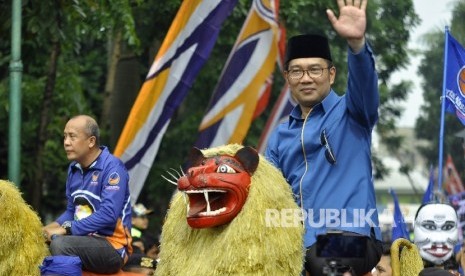 Wali Kota Bandung Ridwan Kamil diarak-arak dengan sisingaan saat menghadiri acara deklarasi dukungan Partai Nasdem untuk Ridwan Kamil sebagai calon Gubernur Jawa Barat di Lapangan Tegalega, Kota Bandung, Ahad (19/3). 