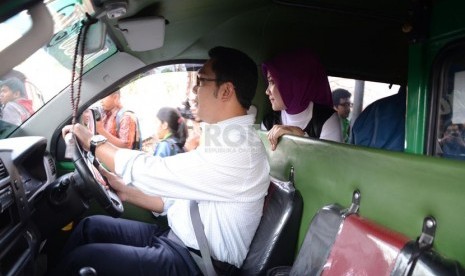  Wali Kota Bandung, Ridwan Kamil didampingi istri menjadi supir angkot dalam acara 'Angkot Day' Jumat (20/9).    (Republika/Edi Yusuf)