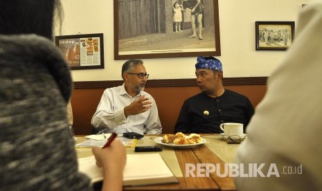 Wali Kota Bandung Ridwan Kamil (kanan) berbincang dengan Dubes Inggris untuk Indonesia Moazzam Malik (kiri) Di Kopi Purnama,  Jalan Alkateri, Kota Bandung, Rabu (1/3). 