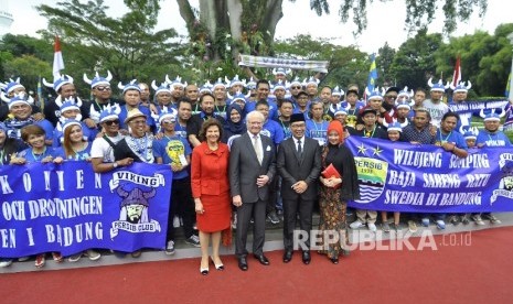 Wali Kota Bandung Ridwan Kamil (kanan) dan Istrinya Atali Praratya bersama Raja Swedia Carl XVI Gustaf (kiri) dan Ratu Silvia berfoto bersama dengan Viking Persib Club saat kunjungan kerja di Pendopo, Jalan Dalem Kaum, Kota Bandung, Jawa Barat, Rabu (24/5). 