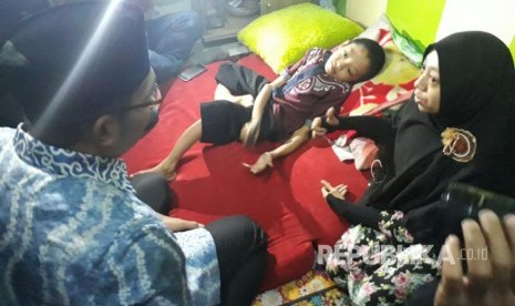 Wali Kota Bandung, Ridwan Kamil (Kang Emil) menjenguk bocah penderita tulang rapuh, Muhammad Fahri Asidiq (11 tahun) di kediamannya Jln Cipadung Kota Bandung, Selasa (11/4).