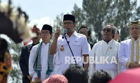 Wali Kota Bandung Ridwan Kamil (kedua kiri).