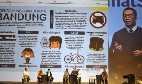 Wali Kota Bandung  Ridwan Kamil (ketiga kanan) menyampaikan pandangannya disaksikan duta besar Indonesia untuk Amerika Serikat periode 2010-2013 Dino Patti Djalal.