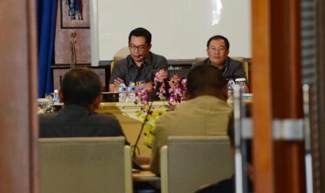 Wali Kota Bandung, Ridwan Kamil (kiri) memimpin rapat kordinasi dengan jajarannya di Balai Kota Bandung, Selasa (17/9). Dalam rapat perdana tersebut wali kota mengingatkan seluruh pegawai negeri sipil (PNS) Kota Bandung tidak berpolitik praktis dan terliba